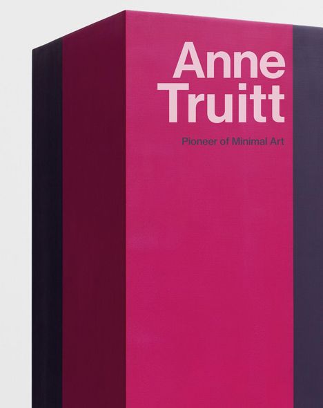 Text: Anne Truitt, Pioneer of Minimal Art. 
Illustration aus farbigen Tafeln in Magenta und Schwarz.