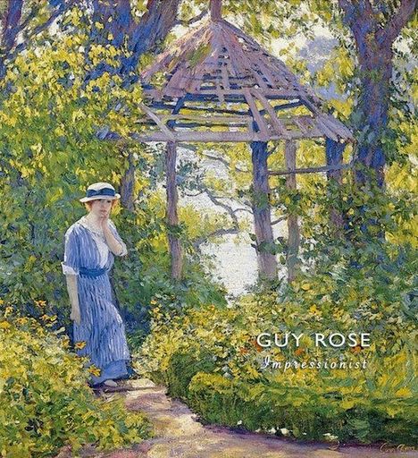 „GUY ROSE, Impressionist.“ Eine Frau in blauem Kleid steht im Garten neben einem Pavillon, umgeben von Bäumen.