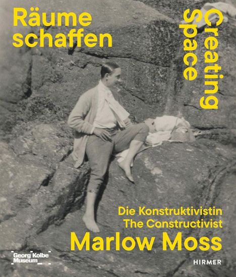 "Räume schaffen. Creating Space. Die Konstruktivistin. The Constructivist. Marlow Moss." Eine Person sitzt auf Steinen.