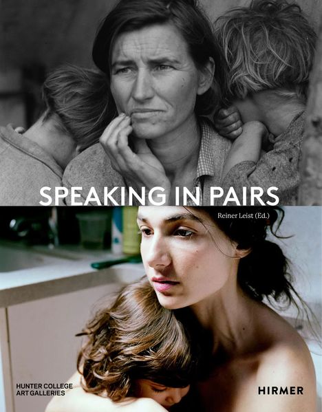 "Speaking in Pairs" steht oben in Weiß. Zwei Frauen mit Kindern: eine schwarz-weiß, nachdenklich; die andere farbig, nach vorn schauend.