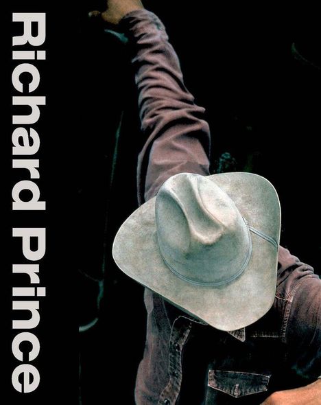 Links steht "Richard Prince". Eine Person trägt einen Cowboyhut und hebt einen Arm. Der Hintergrund ist dunkel.