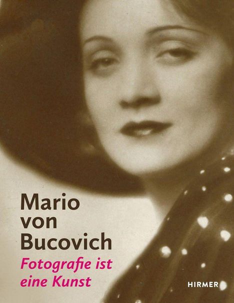 "Mario von Bucovich, Fotografie ist eine Kunst." Sepia Porträtfoto einer Frau mit Hut und gepunktetem Kleid, Retro-Stil.