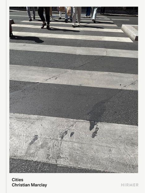Text: "Cities Christian Marclay". Fleischige Details: Menschen überqueren einen Zebrastreifen.