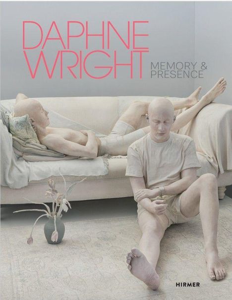 Text: „DAPHNE WRIGHT MEMORY & PRESENCE“. Zwei reglos wirkende Figuren in weißem Raum auf Sofa und Boden, mit Vase links.