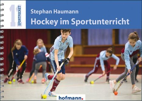 „Stephan Haumann: Hockey im Sportunterricht“ steht oben. Unten „hofmann“. Kinder spielen mit Hockeyschlägern in einer Turnhalle.