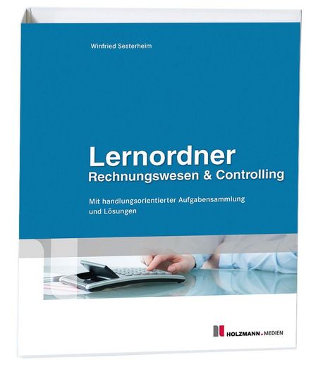 "Lernordner Rechnungswesen & Controlling" von Winfried Sesterheim. Eine Hand benutzt einen Taschenrechner. Logo unten rechts.