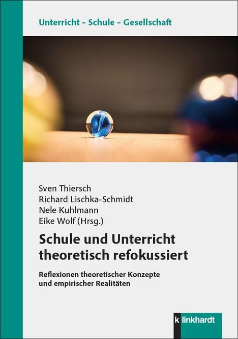 Unterricht – Schule – Gesellschaft. Buchcover mit einer blauen Murmel auf einem unscharfen Hintergrund.