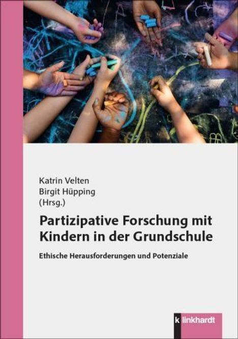 Titel: Partizipative Forschung mit Kindern in der Grundschule. Hände mit bunten Kreiden über schwarzer Fläche, Logo unten.