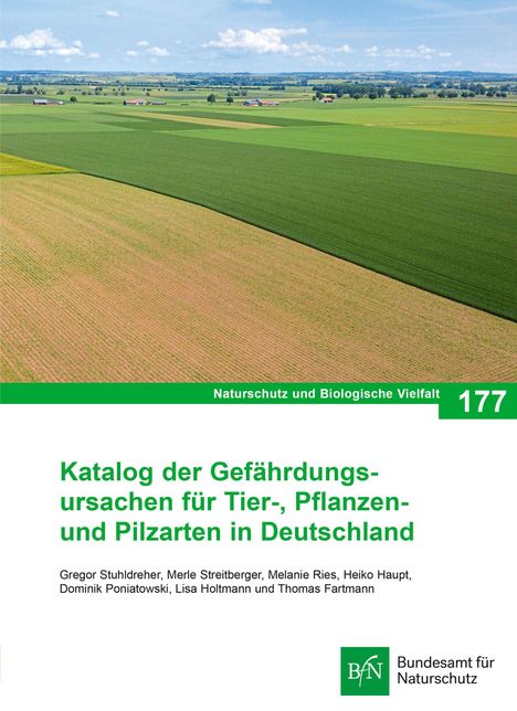 "Katalog der Gefährdungsursachen für Tier-, Pflanzen- und Pilzarten in Deutschland." Luftaufnahme von Feldern und Logo.