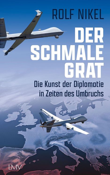 "ROLF NIKEL, DER SCHMALE GRAT, Die Kunst der Diplomatie in Zeiten des Umbruchs." Zwei Drohnen fliegen über eine Karte Europas.