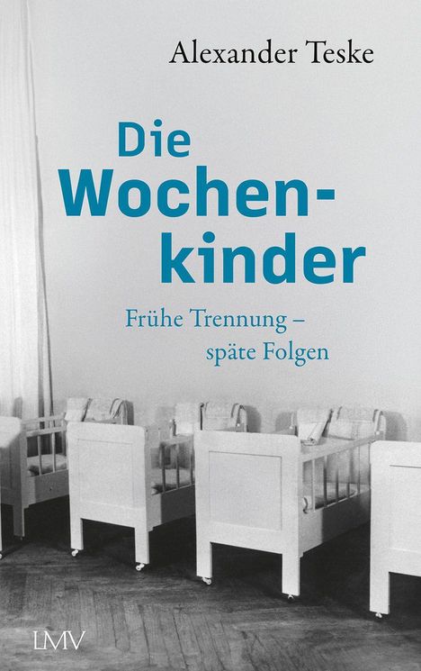 „Die Wochenkinder. Frühe Trennung – späte Folgen“ von Alexander Teske. Im Hintergrund Säuglingsbetten in Schwarz-Weiß.