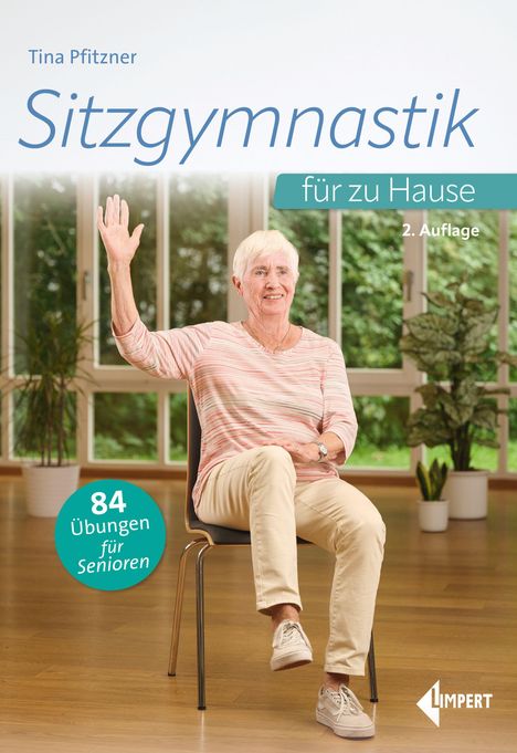 „Tina Pfitzner Sitzgymnastik für zu Hause, 2. Auflage“. Ältere Person macht Übungen auf einem Stuhl in hellem Raum.