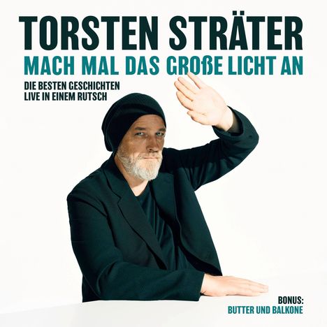 Torsten Sträter: Mach mal das große Licht an. Die besten Geschichten live in einem Rutsch. Bonus: Butter und Balkone. Ein Mann mit Mütze hebt die Hand abschirmend.