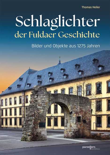 Buchtitel: "Schlaglichter der Fuldaer Geschichte". Ruine vor historischem gelbem Gebäude mit blauem Dach bei Sonnenuntergang.