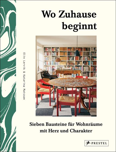 „Wo Zuhause beginnt“ und „Sieben Bausteine für Wohnräume mit Herz und Charakter“. Innenraum mit Bücherregal.