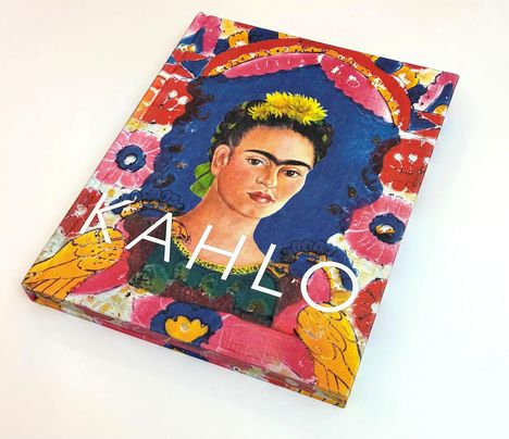 Text: "KAHLO". Illustration von Frida Kahlo mit bunten floralen Mustern.