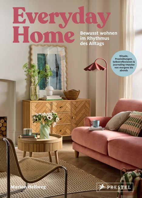 "Everyday Home", "Bewusst wohnen im Rhythmus des Alltags", beige Wohnzimmer, rosa Sofa, Holzmöbel, Pflanzen, Lampen.
