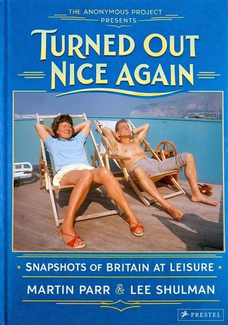 "Turned Out Nice Again" in großen gelben Buchstaben; zwei Personen entspannen in Sonnenliegen auf einem Deck.