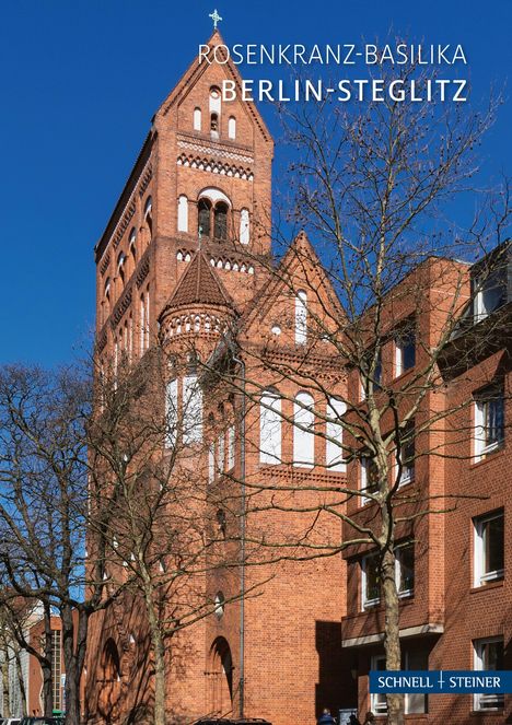 Text: "ROSENKRANZ-BASILIKA BERLIN-STEGLITZ"; zeigt eine rote Backstein-Kirche vor blauem Himmel, Bäume im Vordergrund.