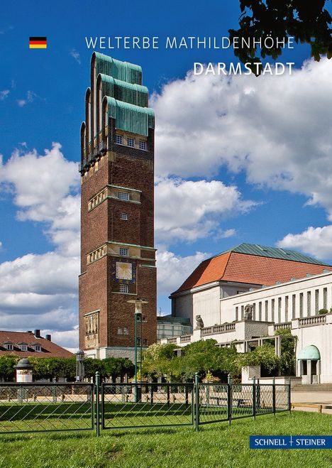 "Welterbe Mathildenhöhe Darmstadt." Ein Turm mit grünen Kupferdächern und ein Gebäude mit roten Ziegeln unter blauem Himmel.