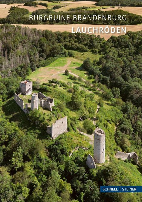 "BURGRUINE BRANDENBURG LAUCHRÖDEN." Oben eine Burg auf einem bewaldeten Hügel, umgeben von Bäumen und Feldern.