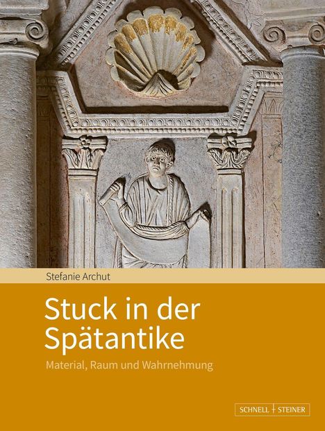 "Stefanie Archut, Stuck in der Spätantike: Material, Raum und Wahrnehmung" steht vor einem antiken Relief mit Säulen.