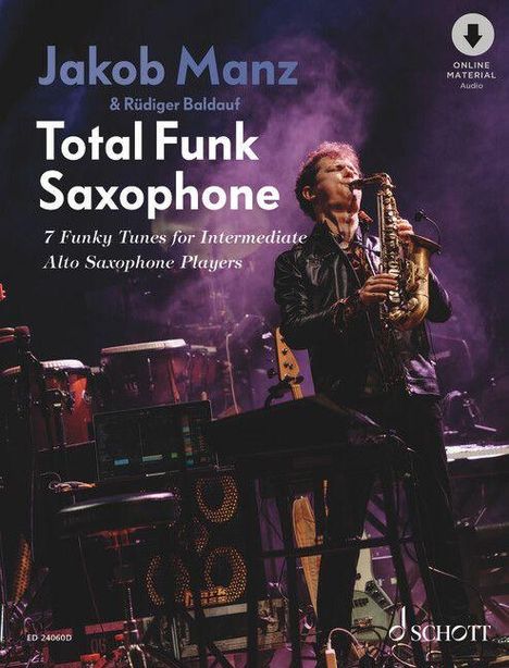 "Total Funk Saxophone", 7 funkige Stücke für Altsaxophon, von Jakob Manz; Musiker spielt Saxophon auf einer Bühne, lebendige Lichter.