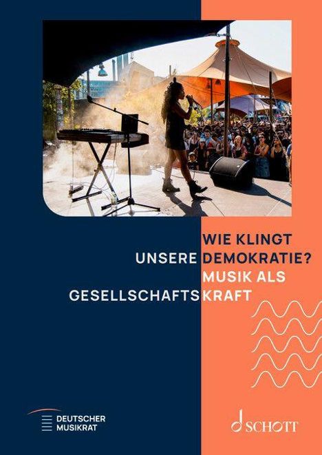 "WIE KLINGT UNSERE DEMOKRATIE? MUSIK ALS GESELLSCHAFTSKRAFT." Sängerin auf Bühne, Publikum, Bühne, Keyboard. Logo Deutscher Musikrat.