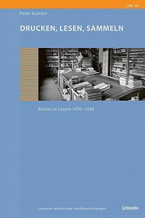 Titel: "DRUCKEN, LESEN, SAMMELN". Untertitel: "Bücher in Luzern 1470–1930". Foto: Bibliothek mit Regalen und Tischen.