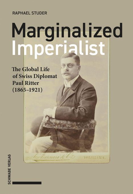 "Marginalized Imperialist" von Raphael Studer. Foto eines Mannes mit Anzug und Schnurrbart auf einem Stuhl.