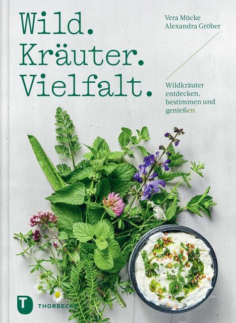„Wild. Kräuter. Vielfalt.“ sind grün geschrieben. Kräuter und eine Schüssel mit einer weißen Creme sind darunter zu sehen.