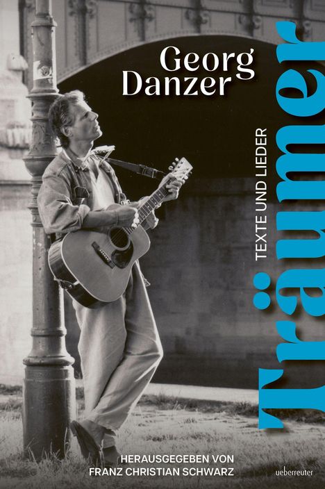 Aufschrift "Georg Danzer", "Träumer", "Texte und Lieder". Ein Mann lehnt mit Gitarre an einem Laternenpfahl.