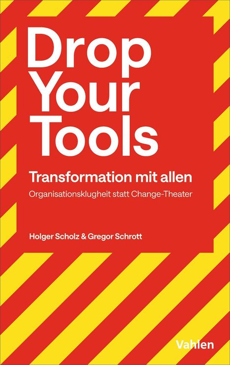 „Drop Your Tools. Transformation mit allen. Organisationsklugheit statt Change-Theater. Holger Scholz & Gregor Schrott.“ Roter Hintergrund mit gelben Diagonalstreifen am Rand.