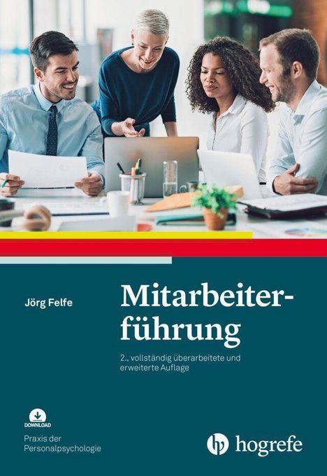 Team diskutiert lächelnd am Tisch. Text: "Mitarbeiterführung" von Jörg Felfe. 2. Auflage, Hogrefe Verlag.