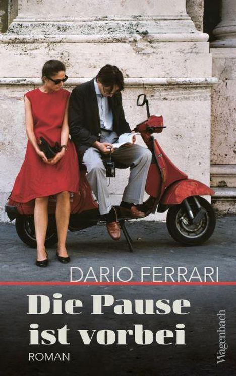 „Dario Ferrari. Die Pause ist vorbei. Roman.“ Ein Mann und eine Frau sitzen auf einem roten Moped vor einer Steinwand.