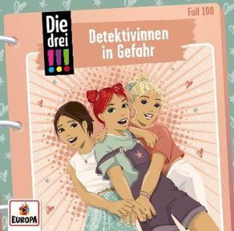 „Die drei !!! Detektivinnen in Gefahr“, Fall 100. Drei fröhliche Mädchen umarmen sich. Logo unten links: Europa.