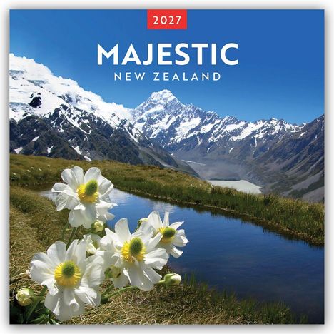 „2027 MAJESTIC NEW ZEALAND“. Weiße Blumen vor einem Bergsee, dahinter schneebedeckte Berggipfel unter blauem Himmel.