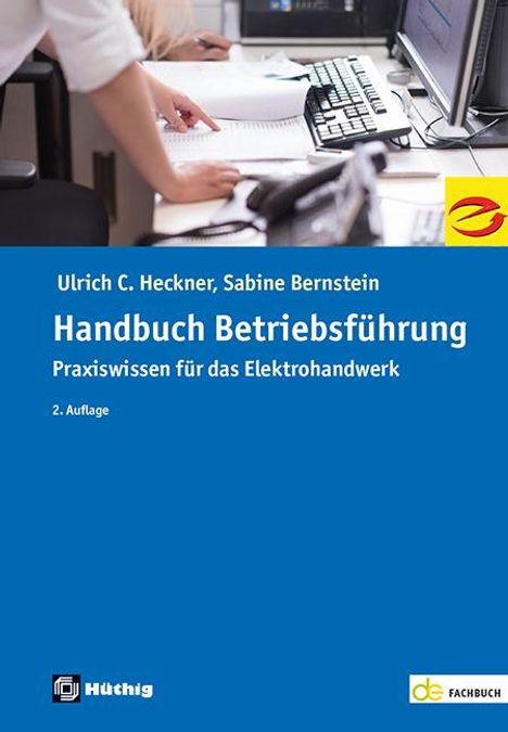 "Handbuch Betriebsführung: Praxiswissen für das Elektrohandwerk, 2. Auflage." Zeigt Schreibende Hand in modernem Büro.