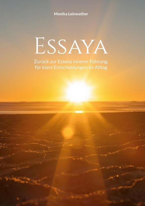 Große Schrift: "ESSAYA". Darunter: "Zurück zur Essenz innerer Führung für klare Entscheidungen im Alltag." Sonnenuntergang.