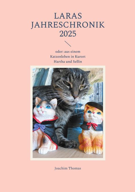 Text: "LARAS JAHRESCHRONIK 2025" und "Joachim Thomas". Eine Katze mit zwei Katzenfiguren in Mänteln.