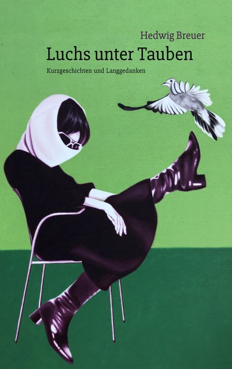 Hedwig Breuer, "Luchs unter Tauben". Frau in Schwarz, Sonnenbrille, sitzt relaxt mit hochgelegtem Bein, fliegende Taube daneben.
