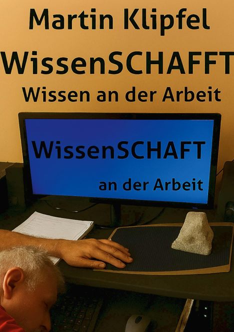 Titel: "Martin Klipfel - WissenSCHAFFT: Wissen an der Arbeit". Ein Mann schläft vor einem Monitor.