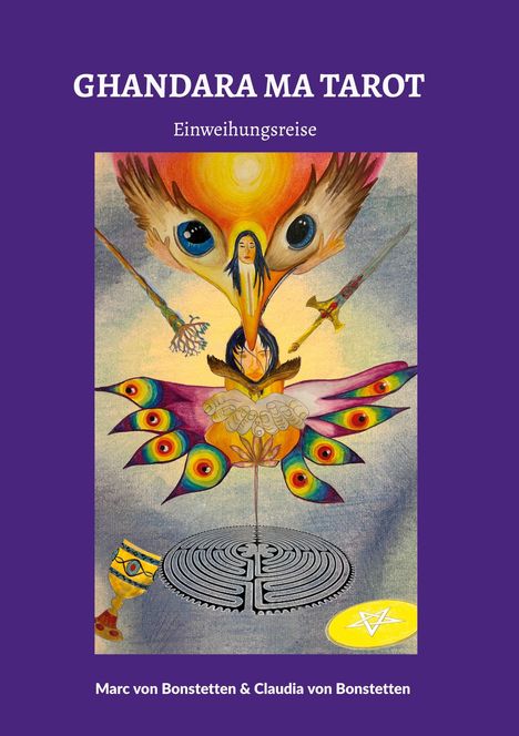 "GHANDARA MA TAROT, Einweihungsreise" über einer Illustration mit Lebewesen, Symbolen und Labyrinth auf violettem Hintergrund.