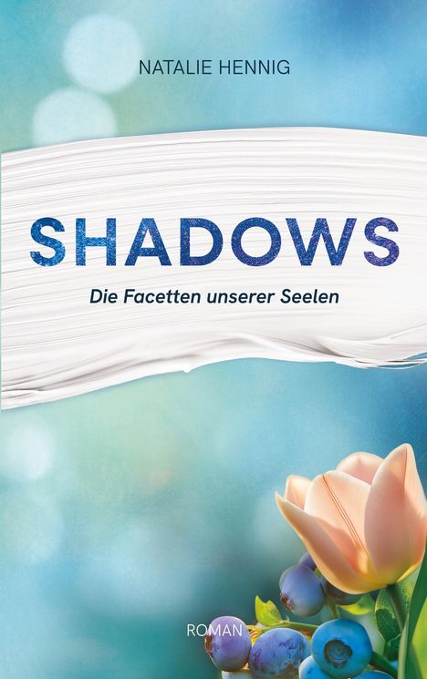 "Shadows - Die Facetten unserer Seelen" steht auf einem pastellfarbenen Hintergrund mit einer Tulpe und Beeren.