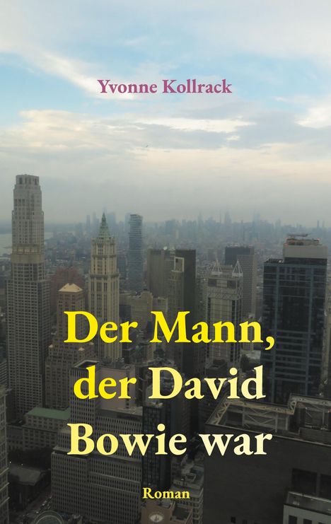 „Yvonne Kollrack; Der Mann, der David Bowie war; Roman“ steht vor einer Skyline mit Wolkenkratzern und bewölktem Himmel.