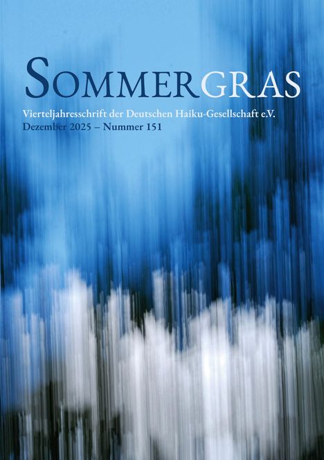 "SOMMERGRAS. Vierteljahresschrift der Deutschen Haiku-Gesellschaft e.V. Dezember 2025 – Nummer 151." Hintergrund: Blau-weiße Verschwommenheit.