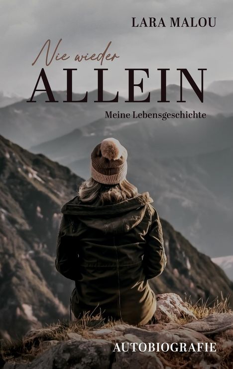 „Nie wieder allein: Meine Lebensgeschichte“ von Lara Malou. Eine Person sitzt mit Winterkleidung in den Bergen.