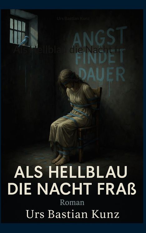 Titel: "ALS HELLBLAU DIE NACHT FRAß". Text an der Wand: "ANGST FINDET DAUER". Eine gefesselte Frau auf einem Stuhl.