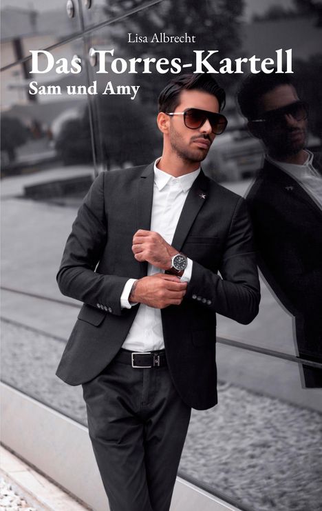 „Lisa Albrecht, Das Torres-Kartell, Sam und Amy“. Ein Mann in Anzug und Sonnenbrille lehnt lässig an Glaswand.