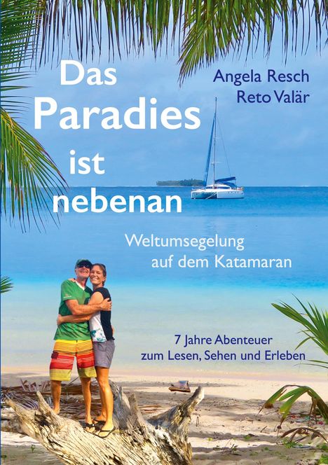 "Das Paradies ist nebenan. Weltumsegelung auf dem Katamaran. 7 Jahre Abenteuer." Paar am Strand, Segelboot im Hintergrund.